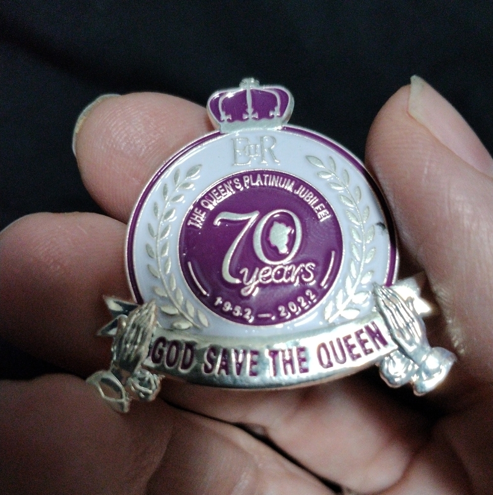 1952-2022 GOD SAVE THE QUEEN 70 YEARS Elizabeth II Pin Badge Brooch. New.